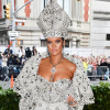 Làm đẹp kiểu Rihanna: Thuê người giống mình làm "chuột bạch"