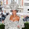 Làm đẹp kiểu Rihanna: Thuê người giống mình làm "chuột bạch"