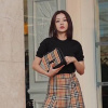 Chi Pu, Châu Bùi duyên dáng cùng chiếc túi Burberry D-Ring