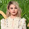 Selena Gomez trong những chiếc váy Prairie đầy mơ mộng