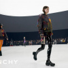 Givenchy Xuân Hè 2022: Phá vỡ giới hạn phong cách cá nhân