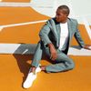 Cách kết hợp vest nam với giày sneakers thời thượng