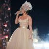 Sân khấu AMA 2021 - Jennifer Lopez hóa cô dâu trong chiếc đầm của Dolce & Gabbana