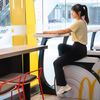 McDonald’s Trung Quốc sử dụng xe đạp thể dục thay thế cho ghế ngồi