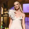 Diện 10 bộ đồ, Anya Taylor-Joy biến sân khấu thành sàn diễn thời trang của riêng mình