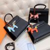 Mùa hè sành điệu cùng BST phụ kiện “chất lừ” từ nhà mốt Hermès