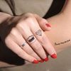 Làm gì để giữ hình xăm trên ngón tay được bền màu?