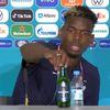 Tiếp nối CR7, Pogba dẹp chai bia trên bàn họp báo