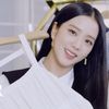 Jisoo tỏa sáng như một ngôi sao khi xem show diễn Dior Cruise 22