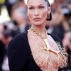 Cận cảnh chiếc vòng cổ che ngực trần của siêu mẫu Bella Hadid tại Cannes