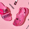 Crocs x Benefit Cosmetics “cháy hàng” trong ngày ra mắt