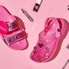 Crocs x Benefit Cosmetics “cháy hàng” trong ngày ra mắt