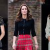 11 bộ váy áo đắt "sang chấn" của Kate Middleton