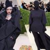 2 thiết kế “độc - dị” của nhà mốt Balenciaga trên thảm đỏ Met Gala