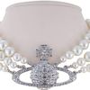 Sự trở lại của chuỗi choker ngọc trai Vivienne Westwood