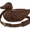 Louis Vuitton lại tiếp tục “gây choáng” với chiếc túi … con vịt 103 triệu đồng