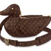 Louis Vuitton lại tiếp tục “gây choáng” với chiếc túi … con vịt 103 triệu đồng