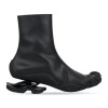“Đứng hình” với đôi boots ngón chân 36 triệu VNĐ của Balenciaga