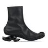 “Đứng hình” với đôi boots ngón chân 36 triệu VNĐ của Balenciaga