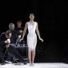 Bella Hadid để ngực trần, mặc váy phun sơn của thương hiệu Coperni