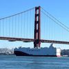 Tàu chở 999 xe VinFast VF 8 qua khu vực cầu Cổng Vàng chuẩn bị cập bến California