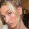 Hailey Bieber chia sẻ bí quyết để “toả sáng” mỗi ngày
