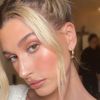 Hailey Bieber chia sẻ bí quyết để “toả sáng” mỗi ngày