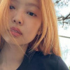 Jennie “chào hè” với mái tóc màu cam dâu rực rỡ