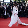 Anne Hathaway tại LHP Cannes: Đẹp như nữ thần trong váy trắng