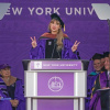 Taylor Swift mặc lại áo tốt nghiệp, phát biểu tại Đại học New York