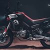 Aprilia Tuareg 660 2022 có giá 418 triệu đồng ngang một chiếc xe hơi