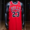 Chiếc áo thi đấu của huyền thoại Michael Jordan phá kỷ lục đấu giá với 10,1 triệu USD