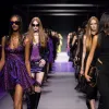 Versace Xuân Hè 2023 lan tỏa sự quyến rũ qua sắc màu đen và tím