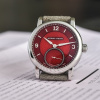 Đồng hồ Schwarz Etienne Roma Synergy - mặt số đỏ cherry độc nhất được tạo ra bởi Kari Voutilainen