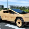 Nghệ nhân gỗ Việt Nam chế tạo xe bán tải điện Cybertruck độc đáo thu hút cả thế giới