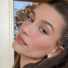 Hailey Bieber đã trở thành "biểu tượng" trong giới thời trang thế nào?