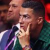 Ronaldo lái siêu xe tiền tỷ, đeo nhẫn kim cương khi cùng cậu cả đi dự sự kiện