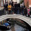 Du khách đi bộ thăm Venice vì kênh cạn nước