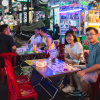 Giới trẻ và du khách trải nghiệm phố ẩm thực Nguyễn Thượng Hiền