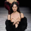 Ann Demeulemeester Thu Đông 2023 người mẫu dùng tay che ngực catwalk