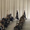 BST Burberry Xuân Hè 2023 bảng màu mới trên sàn catwalk