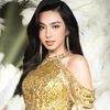 Bắt gặp Thùy Tiên "dát vàng" kín người làm tượng sống đứng bất động trên phố, biểu cảm lầy lội gây sốt cõi mạng