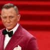 “James Bond” Daniel Craig gây chấn động với chiếc áo khoác màu hồng trên thảm đỏ