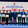Ông Johnathan Hạnh Nguyễn nhận giải thưởng Vừ A Dính