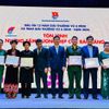 Ông Johnathan Hạnh Nguyễn nhận giải thưởng Vừ A Dính