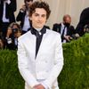4 dấu cộng tạo nên dấu ấn phong cách của “hoàng tử thảm đỏ” Timothée Chalamet
