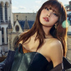 Lisa diện mốt khoe nội y trên phố