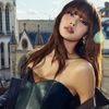 Lisa diện mốt khoe nội y trên phố