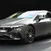 Ra mắt Mercedes-Benz EQS 2025 với thiết kế giống xe xăng hơn, phạm vi di chuyển tăng 82 km
