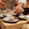 Omakase: Khi giới trẻ chi cả tháng lương cho một bữa ăn không được chọn món, mỗi phần chỉ bé bằng ngón tay